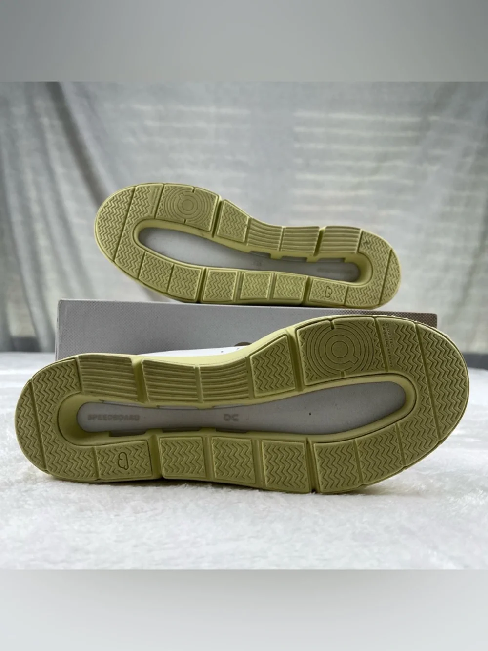 On Running The Roger Advantage Sneakers White Hay CloudTec W9.5